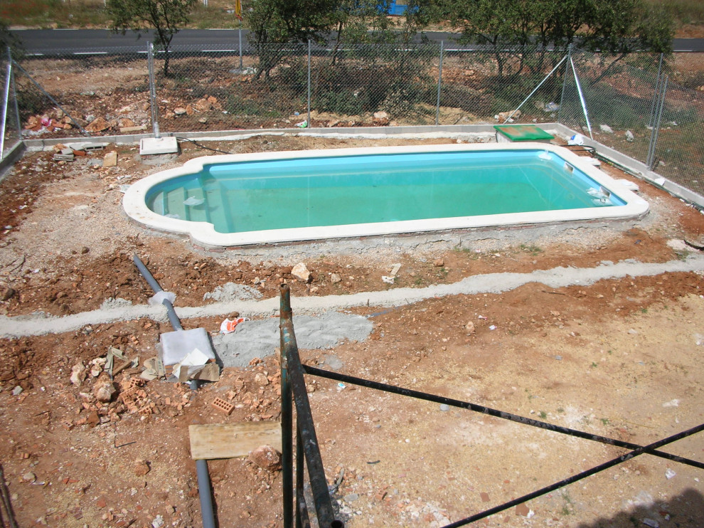 Réalisation d'une piscine arrière minimaliste de taille moyenne et rectangle avec du carrelage.