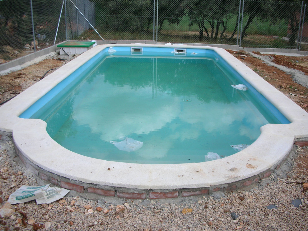 Свежая идея для дизайна: спортивный, прямоугольный ландшафтный бассейн среднего размера на заднем дворе в стиле модернизм с покрытием из плитки - отличное фото интерьера