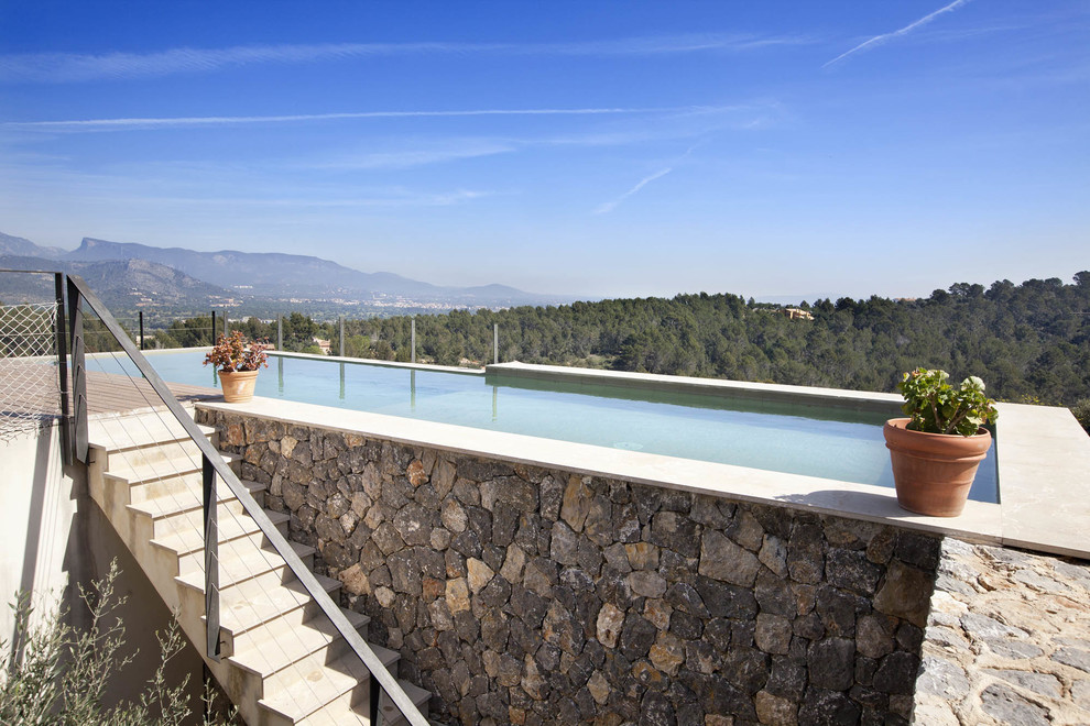 Mittelgroßer Uriger Pool auf dem Dach in rechteckiger Form in Palma de Mallorca