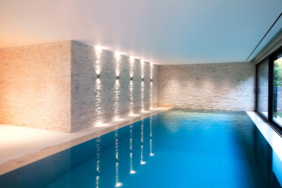 Ispirazione per una piscina coperta contemporanea rettangolare di medie dimensioni con una dépendance a bordo piscina