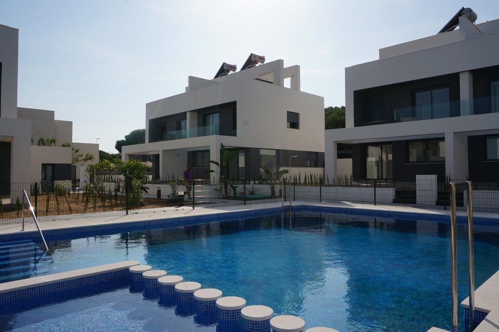 Foto de casa de la piscina y piscina alargada mediterránea de tamaño medio rectangular en patio