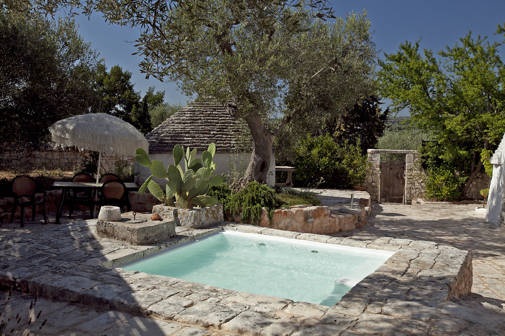 Kleines Landhaus Pool im Vorgarten in rechteckiger Form mit Natursteinplatten in Bari
