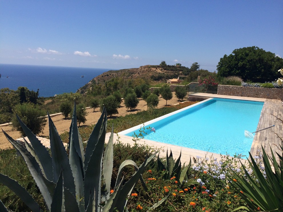 Immagine di una piscina mediterranea rettangolare di medie dimensioni