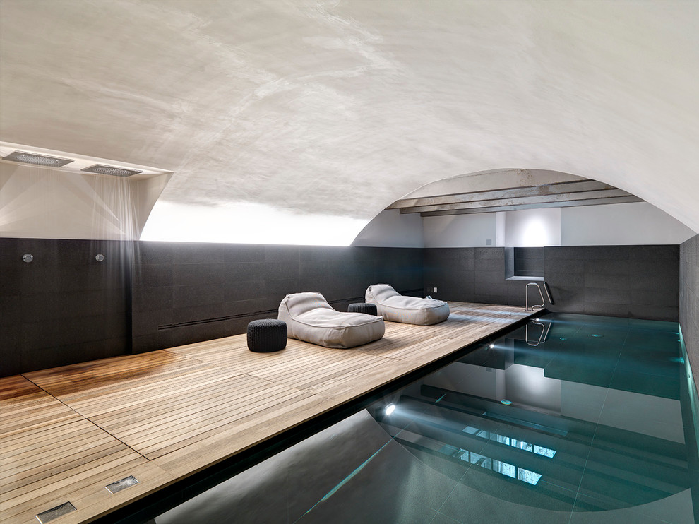 Imagen de piscina alargada mediterránea grande rectangular y interior con entablado