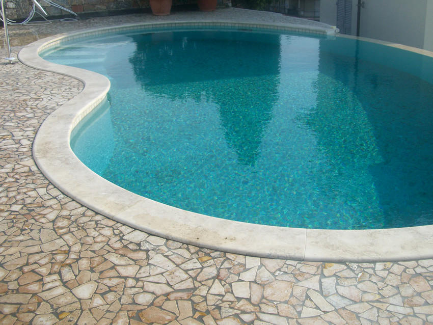 Esempio di una piscina moderna