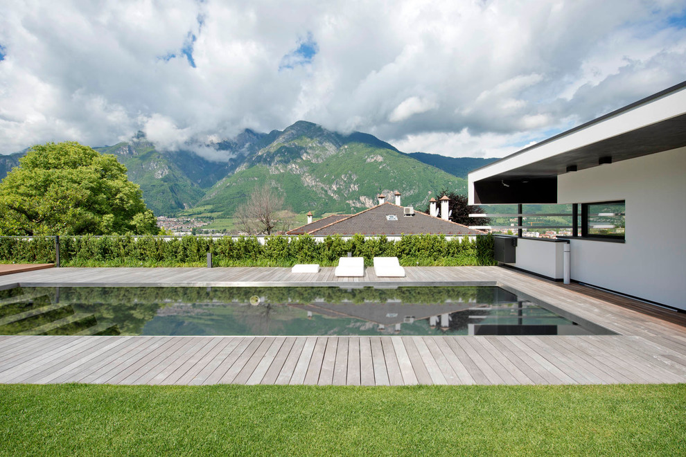 Idées déco pour une piscine latérale contemporaine rectangle avec une terrasse en bois.