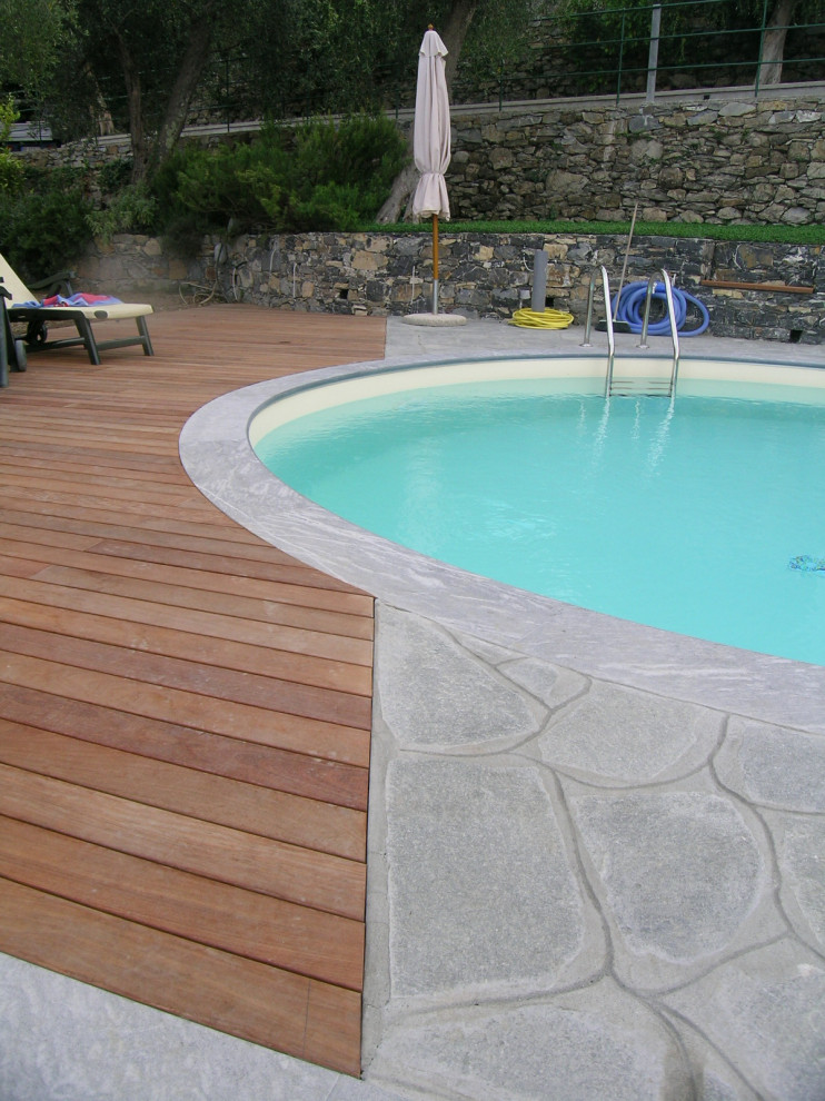 Aménagement d'un petit Abris de piscine et pool houses arrière contemporain sur mesure avec des pavés en pierre naturelle.