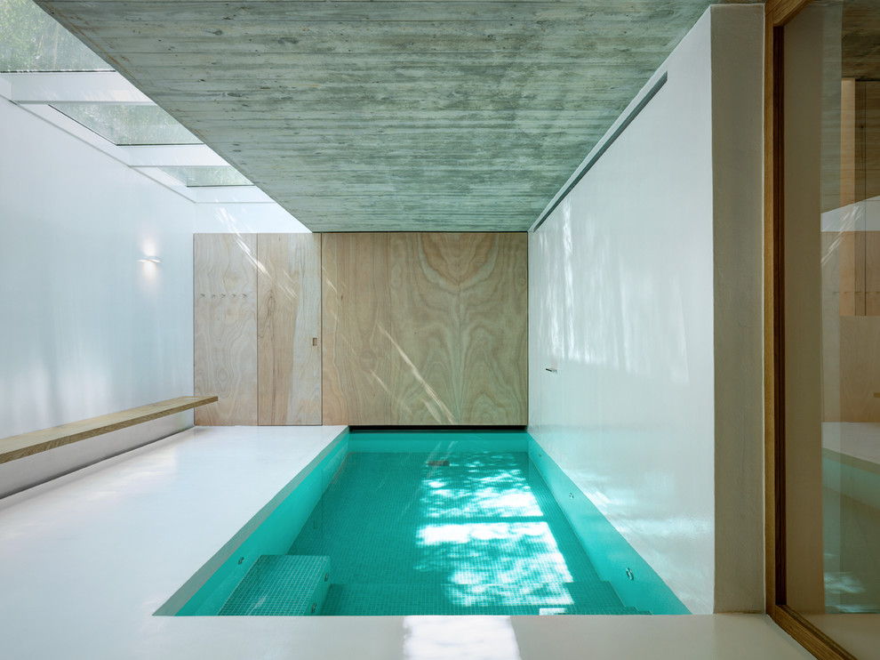 Immagine di una piscina coperta monocorsia minimalista rettangolare di medie dimensioni