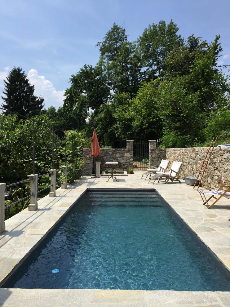 Источник вдохновения для домашнего уюта: спортивный, прямоугольный бассейн на заднем дворе в средиземноморском стиле с покрытием из плитки