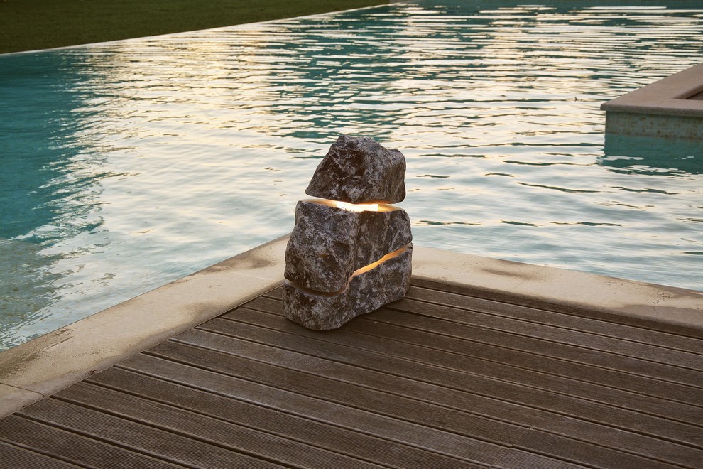 Diseño de casa de la piscina y piscina de estilo de casa de campo a medida en patio delantero con adoquines de piedra natural