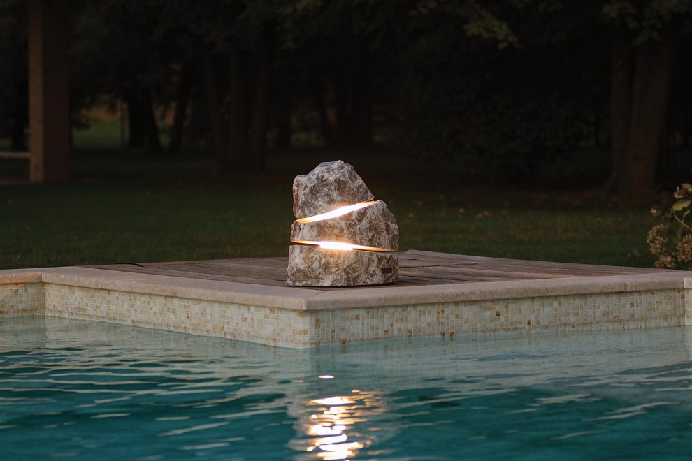 Ejemplo de casa de la piscina y piscina de estilo de casa de campo a medida en patio delantero con adoquines de piedra natural