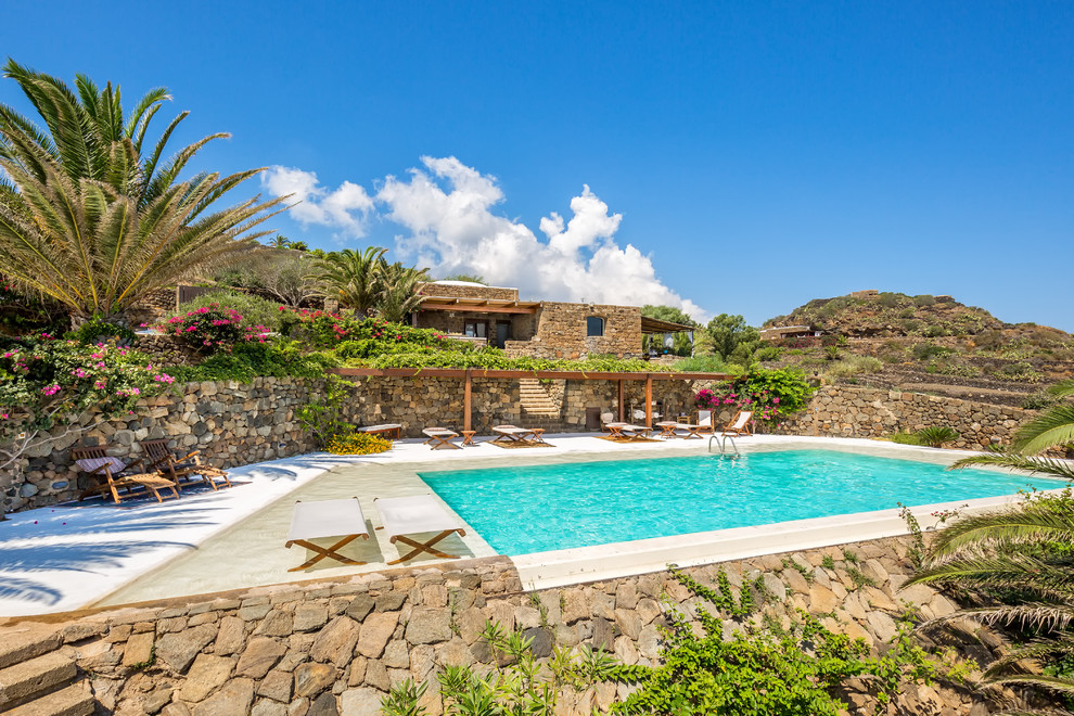 Idee per una piscina monocorsia stile marinaro rettangolare dietro casa