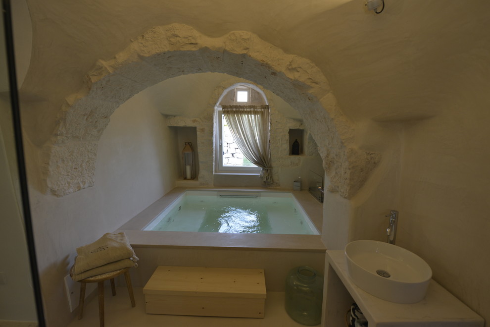 Idee per una piccola piscina coperta country personalizzata con una vasca idromassaggio e pavimentazioni in pietra naturale