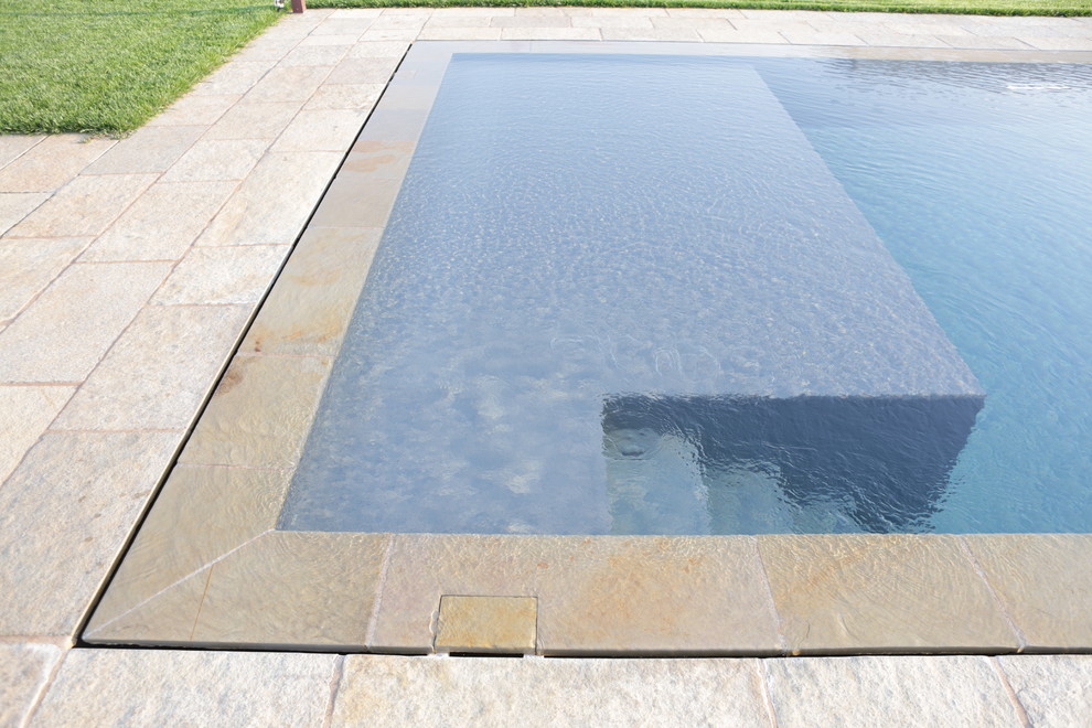Источник вдохновения для домашнего уюта: прямоугольный бассейн-инфинити среднего размера на заднем дворе в стиле кантри с покрытием из каменной брусчатки