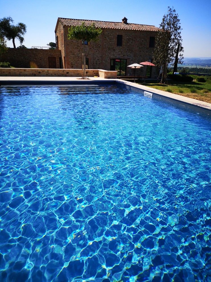 Idées déco pour un Abris de piscine et pool houses avant campagne de taille moyenne et rectangle avec des pavés en brique.