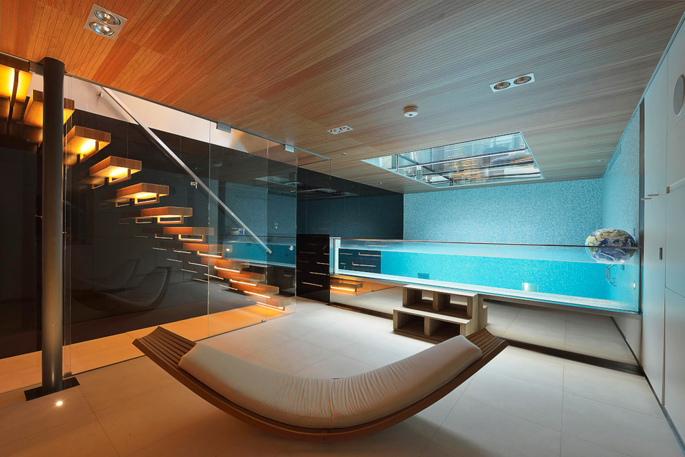 Immagine di una piccola piscina coperta fuori terra design rettangolare con una vasca idromassaggio e piastrelle