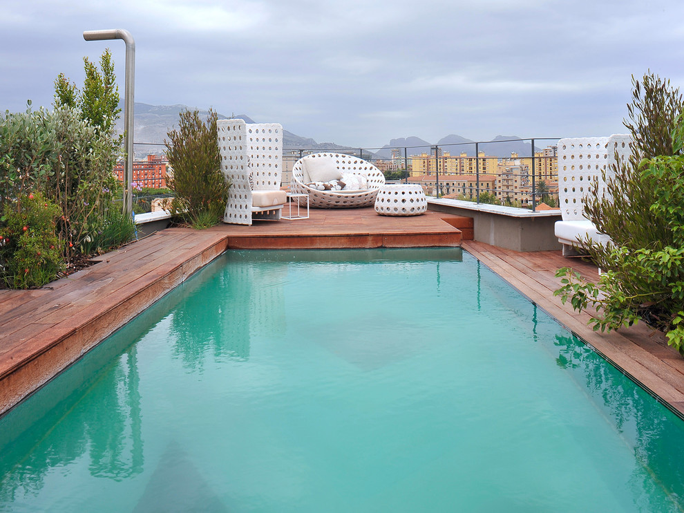 Esempio di una piscina industriale rettangolare sul tetto con pedane
