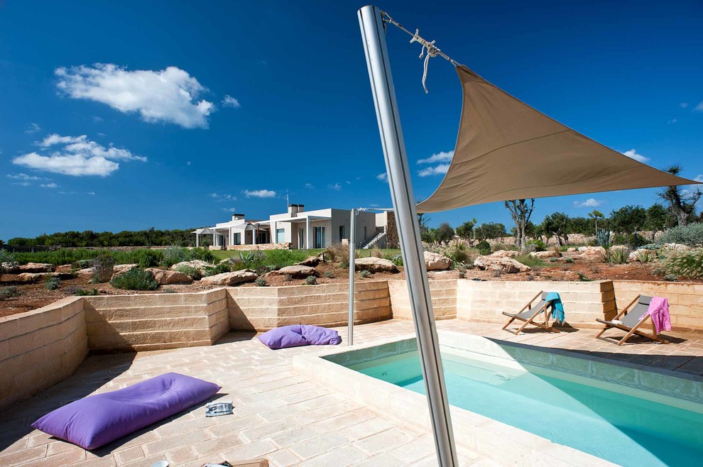 Идея дизайна: прямоугольный, спортивный бассейн на заднем дворе в средиземноморском стиле с мощением клинкерной брусчаткой