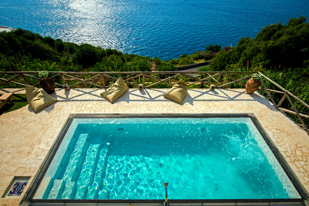 Diseño de piscinas y jacuzzis mediterráneos de tamaño medio rectangulares en patio con adoquines de hormigón