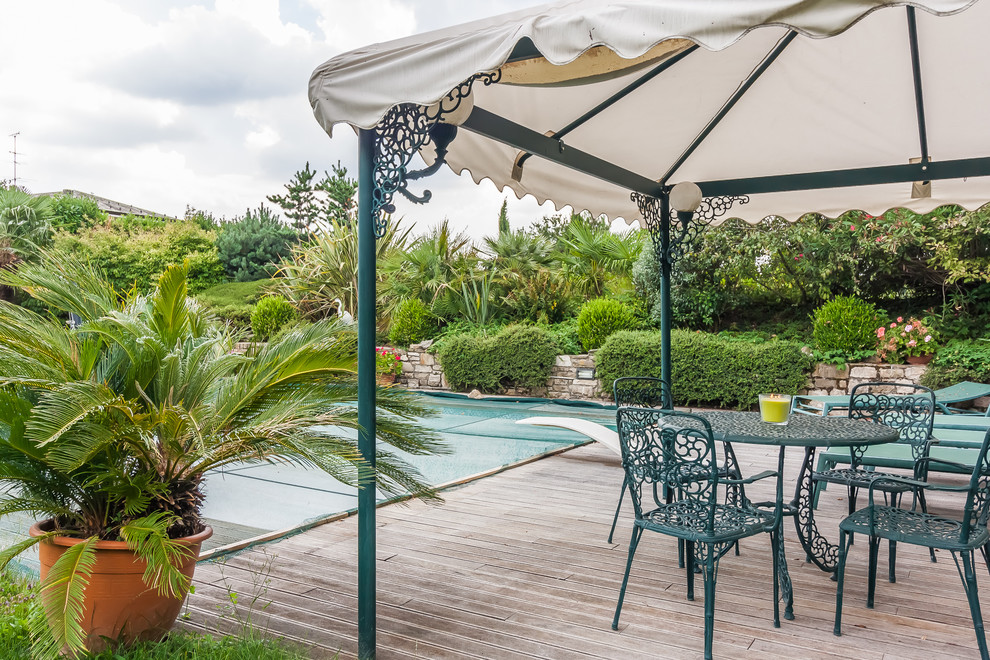 Свежая идея для дизайна: бассейн на заднем дворе в средиземноморском стиле с настилом - отличное фото интерьера