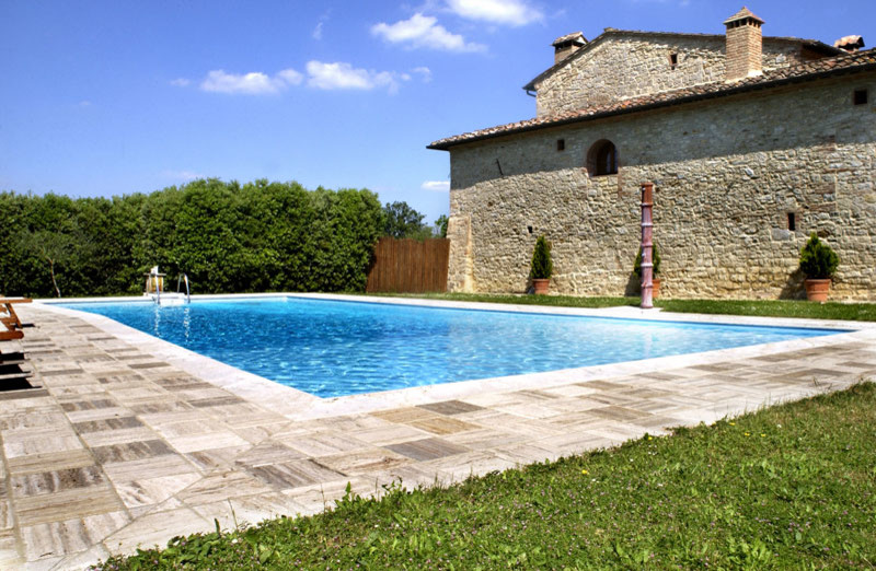 Ejemplo de piscina actual con adoquines de piedra natural