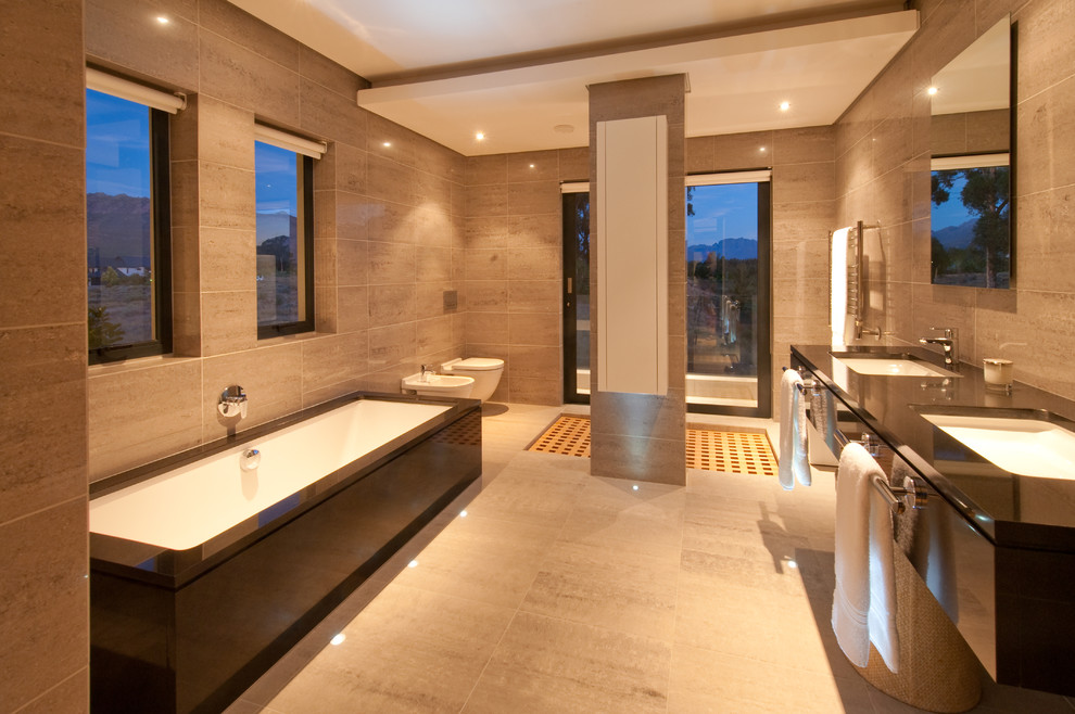 Immagine di una stanza da bagno tropicale di medie dimensioni