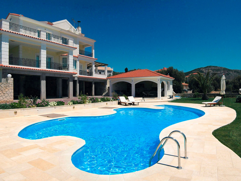 Foto på en medelhavsstil pool, med poolhus och naturstensplattor