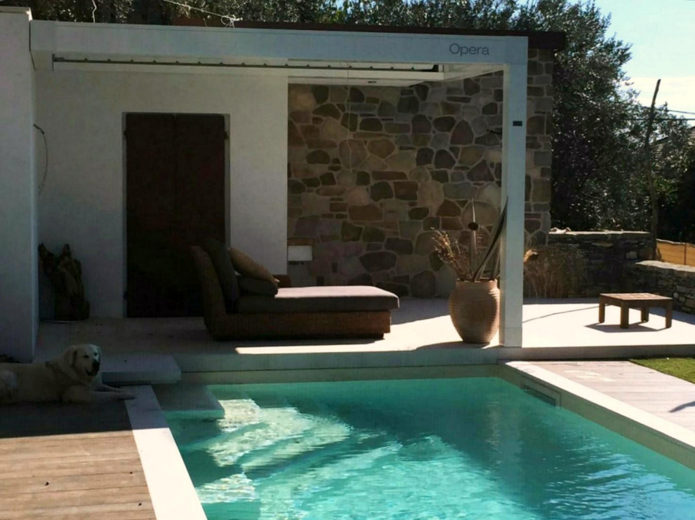 Источник вдохновения для домашнего уюта: большой прямоугольный бассейн-инфинити на переднем дворе в средиземноморском стиле с домиком у бассейна и покрытием из каменной брусчатки