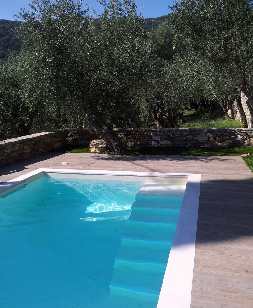 Idee per una grande piscina a sfioro infinito mediterranea rettangolare davanti casa con piastrelle