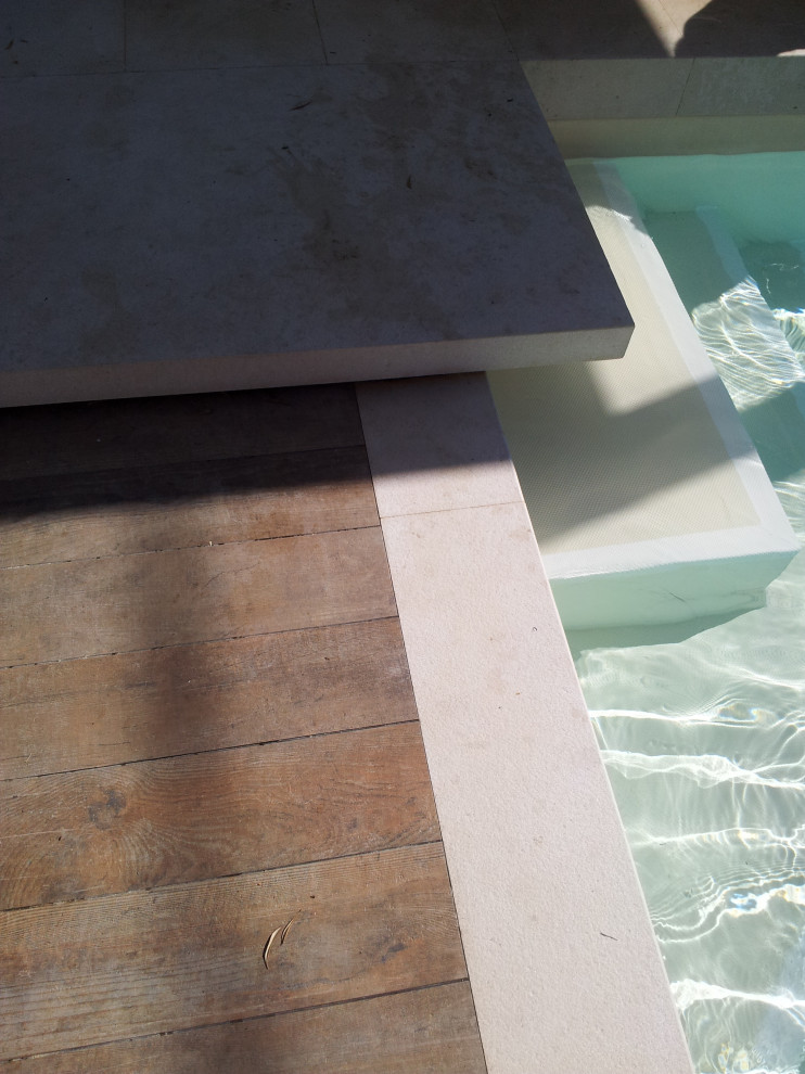 Foto de casa de la piscina y piscina infinita mediterránea grande rectangular en patio delantero con adoquines de piedra natural