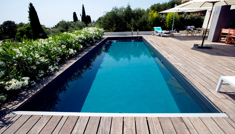 Photo of a contemporary swimming pool in Rome.