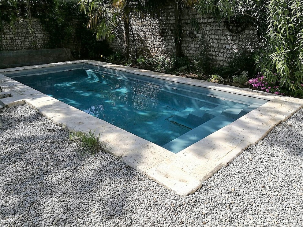 Esempio di una piccola piscina country rettangolare in cortile con pavimentazioni in pietra naturale