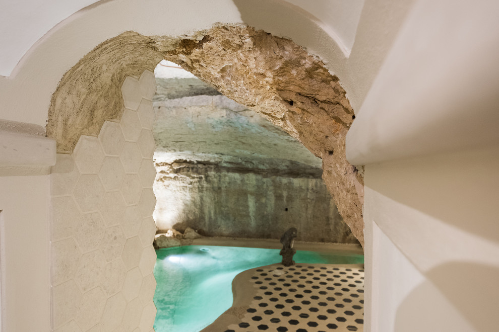 Immagine di una piccola piscina coperta bohémian personalizzata con pavimentazioni in pietra naturale