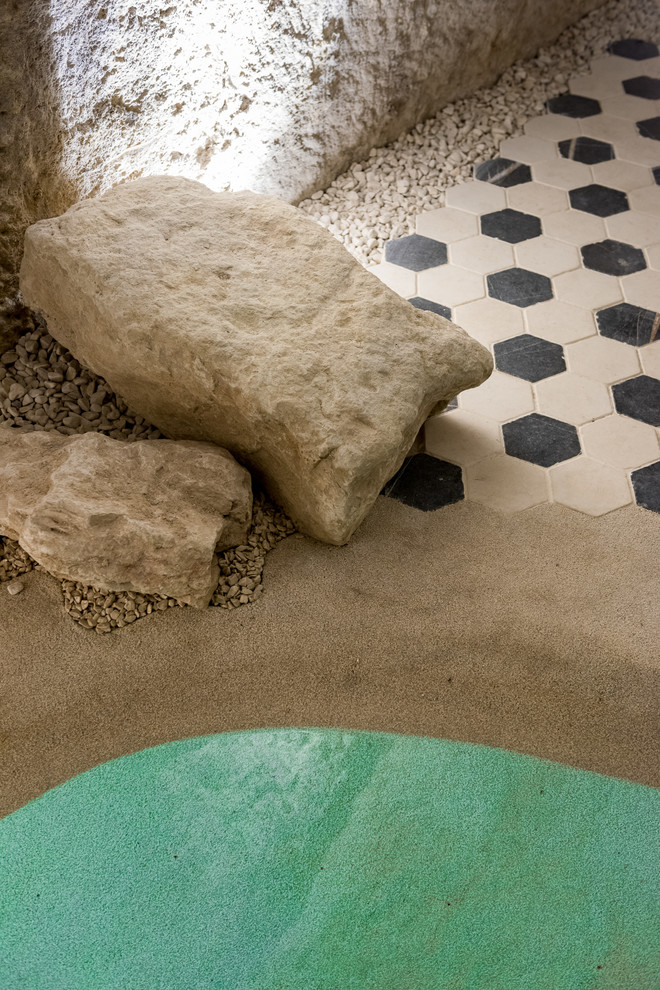 Immagine di una piccola piscina minimalista personalizzata con pavimentazioni in pietra naturale