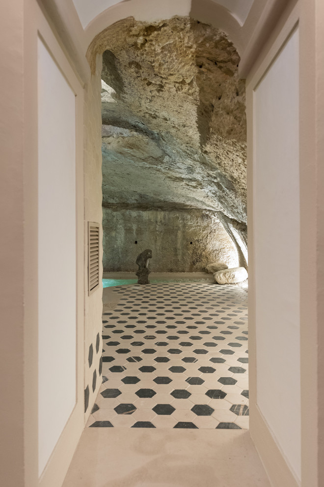 Immagine di una piccola piscina coperta boho chic personalizzata con pavimentazioni in pietra naturale