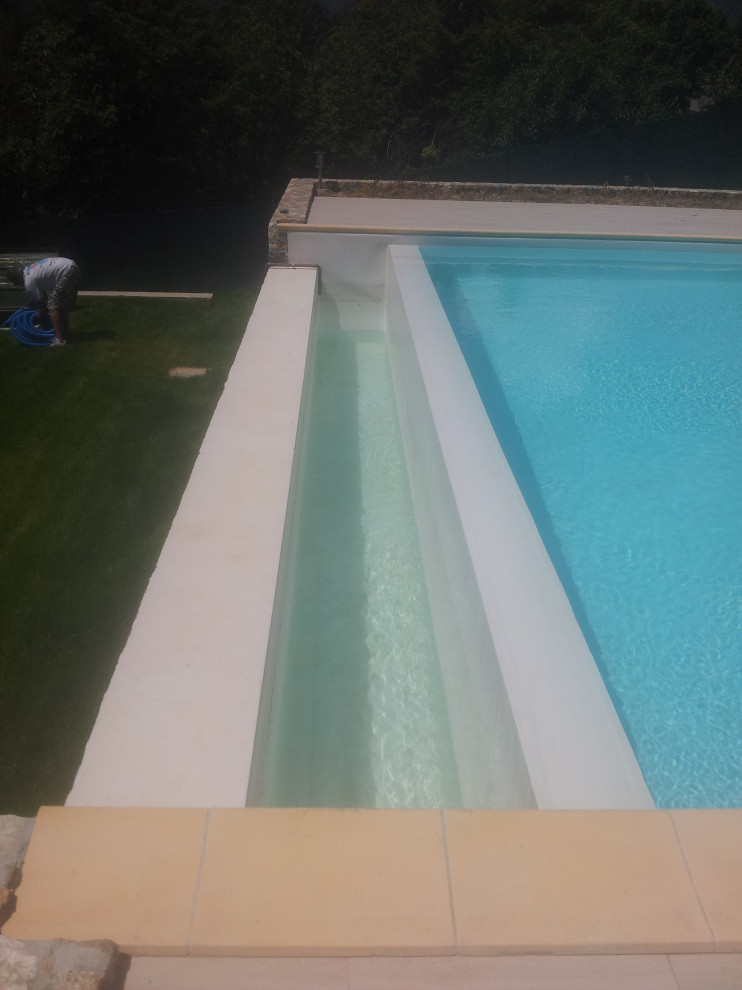 Inspiration pour une piscine à débordement et arrière méditerranéenne de taille moyenne et sur mesure.