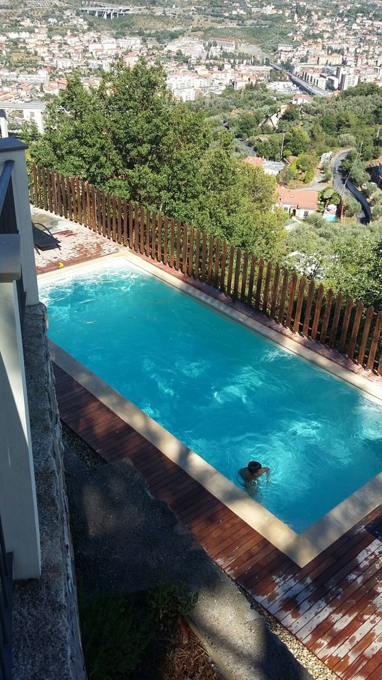 Esempio di una piscina contemporanea rettangolare di medie dimensioni e dietro casa