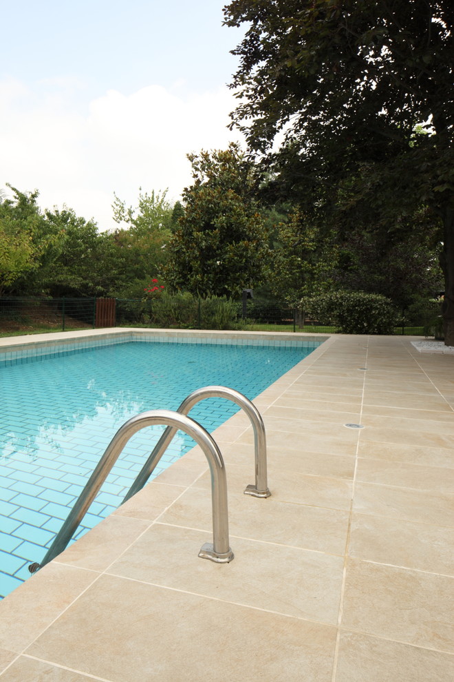 Foto di una piscina contemporanea rettangolare di medie dimensioni e in cortile con piastrelle