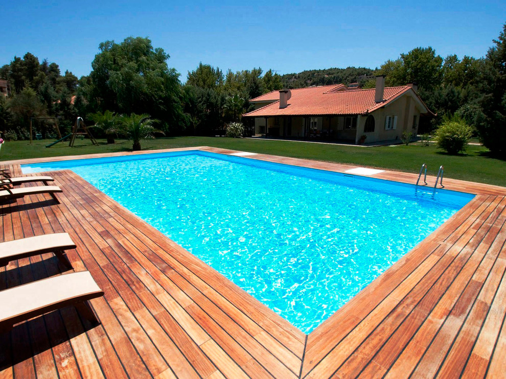 Foto de piscina de estilo de casa de campo rectangular con entablado