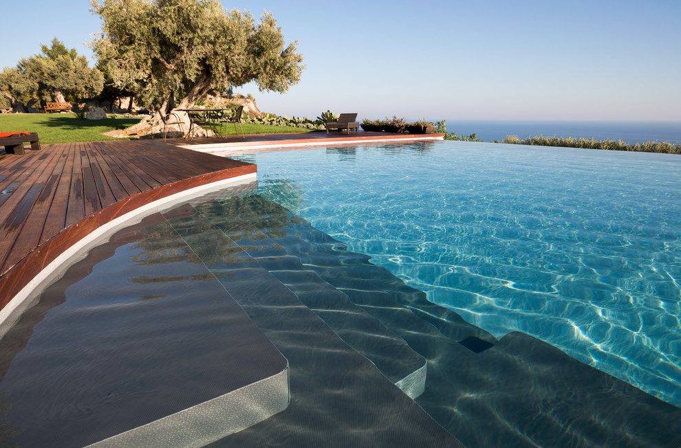 Modelo de casa de la piscina y piscina infinita marinera de tamaño medio rectangular en patio delantero con entablado