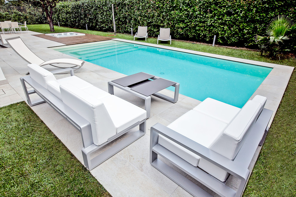 Aménagement d'une piscine naturelle et avant moderne de taille moyenne et rectangle avec un bain bouillonnant et une terrasse en bois.