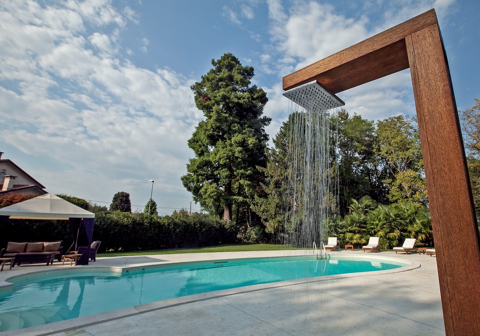 Immagine di una piscina fuori terra design personalizzata di medie dimensioni e nel cortile laterale con una dépendance a bordo piscina e pavimentazioni in cemento