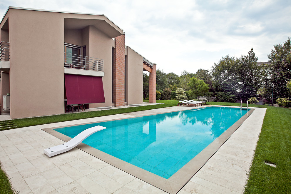 Foto di una piscina naturale tradizionale rettangolare di medie dimensioni e nel cortile laterale con una vasca idromassaggio e pedane