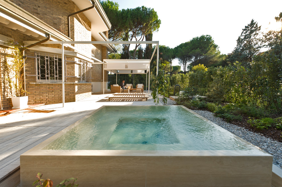 Exemple d'une piscine moderne de taille moyenne.