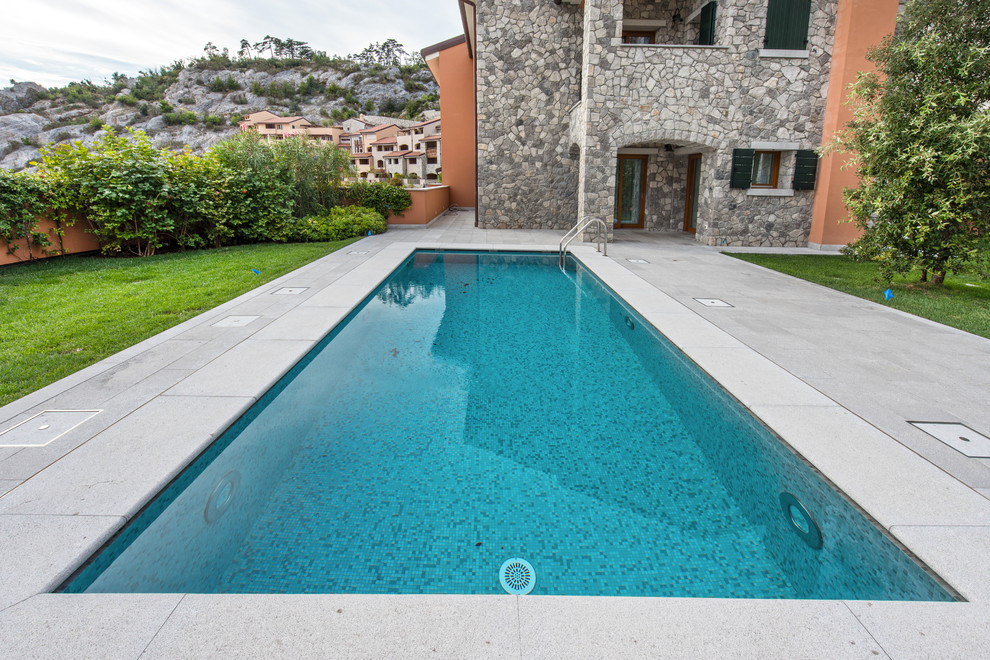 Idee per una piscina minimalista di medie dimensioni