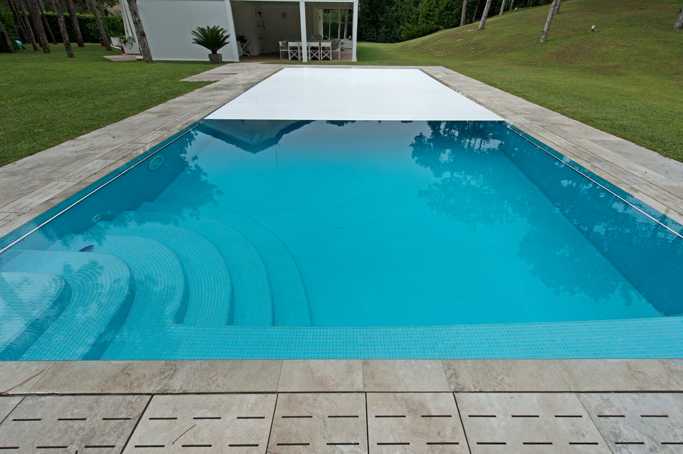 Foto di una piscina moderna di medie dimensioni