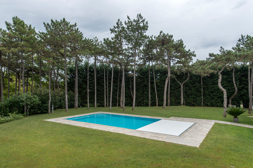 Источник вдохновения для домашнего уюта: бассейн среднего размера в стиле модернизм