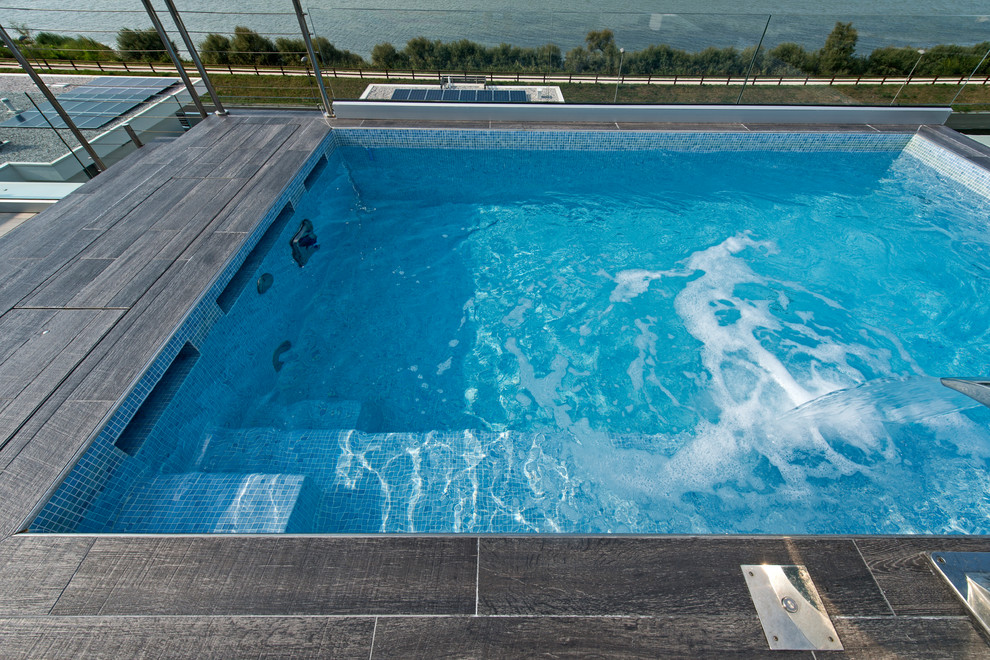 Esempio di una piscina moderna di medie dimensioni