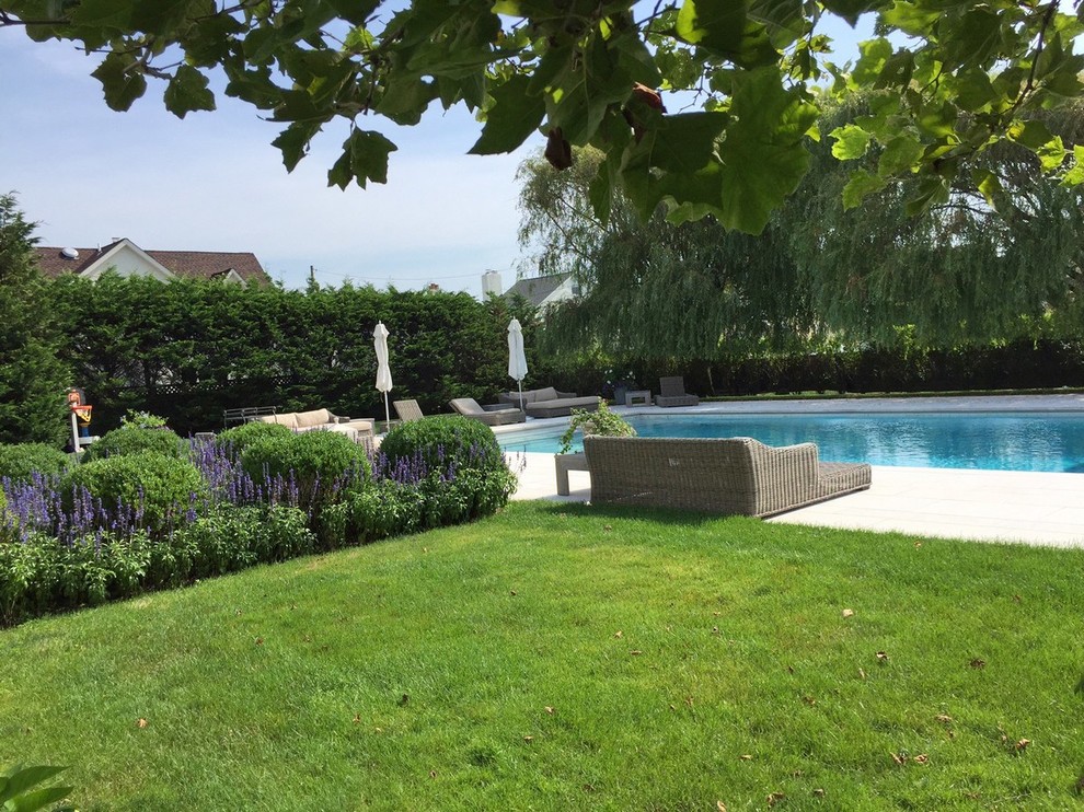 Diseño de piscinas y jacuzzis infinitos modernos de tamaño medio rectangulares en patio delantero con adoquines de piedra natural