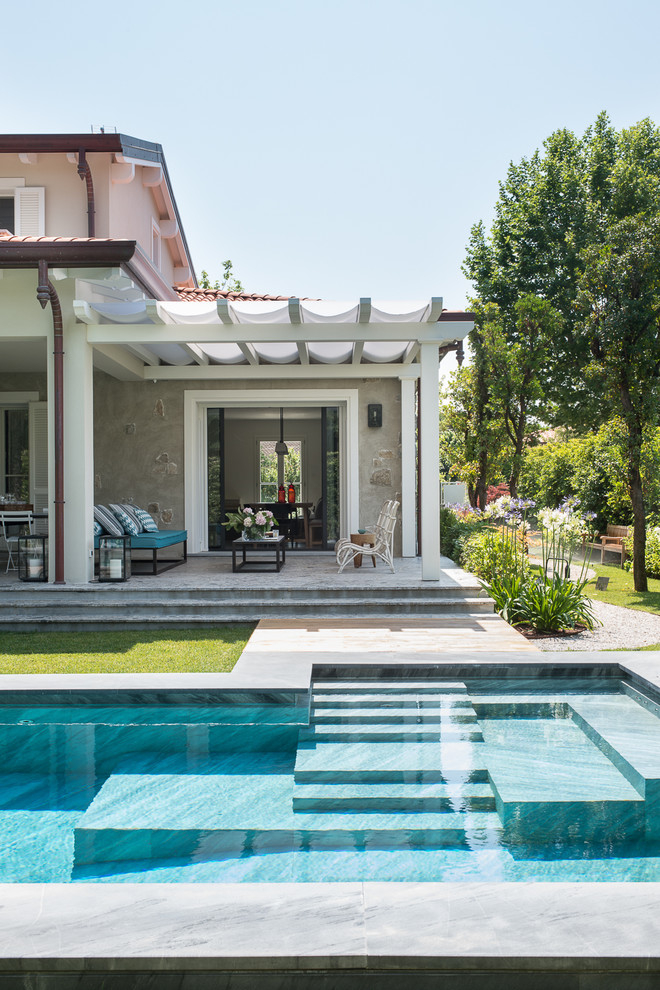 Esempio di una piscina stile marinaro